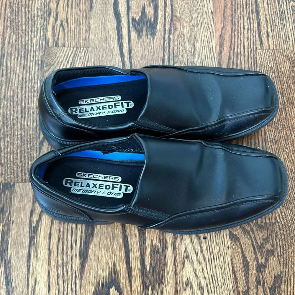 Men’s sketchers memory foam relaxed fit size  7.5 work loafers.  Slip resistant